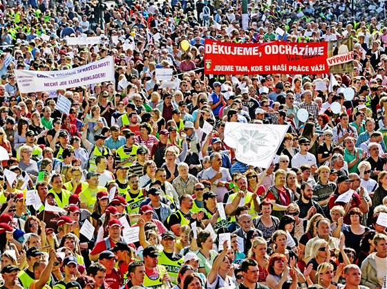 Demonstrace odborá proti vládním krtm na Palachov námstí v Praze. (21. záí 2010)