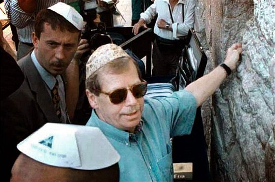 Prezident Václav Havel se bhem prohlídky jeruzalémského Starého msta zastavil u Zdi nák. (23. záí 1997)