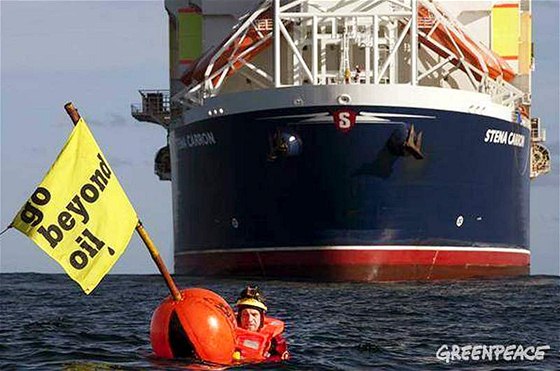 len organizace Greenpeace brání plavb taské lodi Stena Carron.