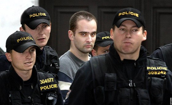 Policejní eskorta přiváží takzvaného lesního vraha Viktora Kalivodu k soudu. (21. října 2005)