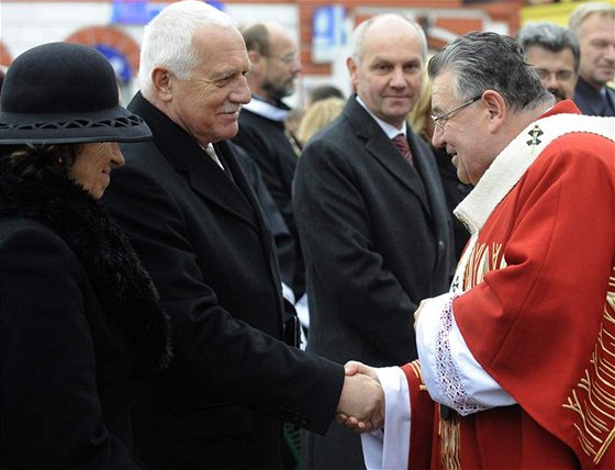 Národní svatováclavská pou 2010. Prezident Václav Klaus s manelkou Livií se zdraví ve Staré Boleslavi a arcibiskupem Dominikem Dukou