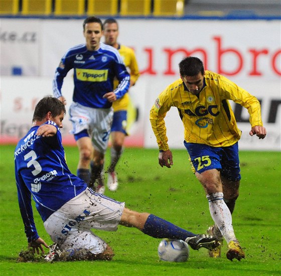 Teplice - Olomouc: Olomoucký obránce Pavel Dreksa (vpravo) se snaí zbavit míe útoníka Teplic Aidina Mahmutovie.