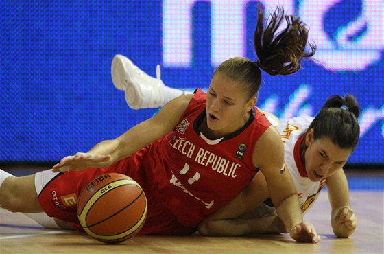 Kateina Elhotová (vlevo) bojuje o mí se panlskou basketbalistkou Annou Cruz Lebratovou.