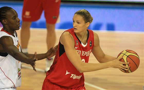 Petra Kulichová se snaí prosadit pes panlskou basketbalistku Cindy Limaovou.
