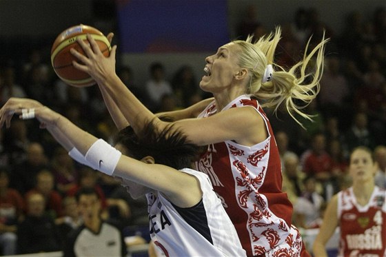 Ruská basketbalistka Maria Stpanovová (vpravo) stílí ko pes neastnou Jihokorejku Summin Yung. Favorit vyhrál v pohodovém tempu.