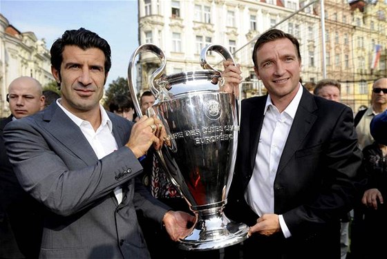 HVZDY S TROFEJÍ. Vladimír micer (vpravo) i Luís Figo u pohár Ligy mistr vyhráli. Dnes ho ukázali na Staromstském námstí.