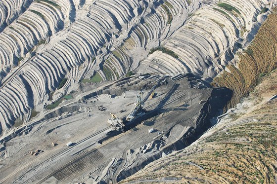Letecký pohled na těžbu uhlí na Mostecku. (8. září 2009)