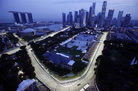 Osvtlený okruh, na nm se jezdí Velká cena Singapuru formule 1. 