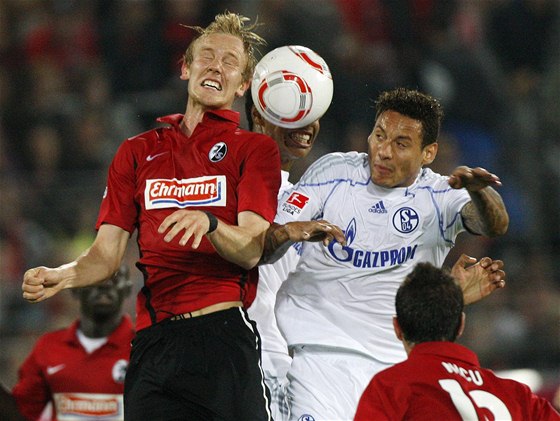 Jan Rosenthal (vlevo) z Freiburgu v souboji s Jermainem Jonesem ze Schalke. 