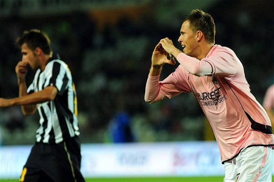 Josip Ilii z Palerma se raduje z gólu v zápase s Juventusem Turín.