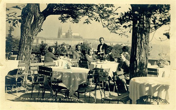 Zahradní restaurace Nebozízek na pohlednici vydané kolem roku 1930.