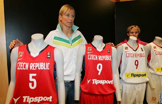 Ivana Večeřová pózuje před reprezentačními dresy pro mistrovství světa