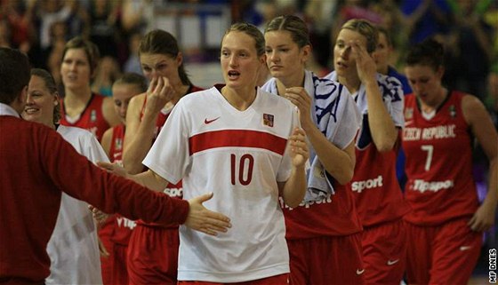 eské basketbalistky slaví výhru. S íslem 10 Michaela Feraníková