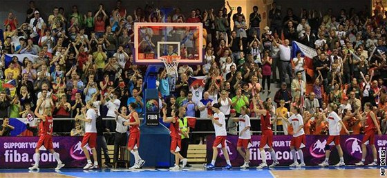 eské basketbalistky slaví výhru nad Japonskem s diváky