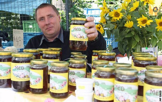 Vela a prodejce medu ve Zlín Betislav Sobek.