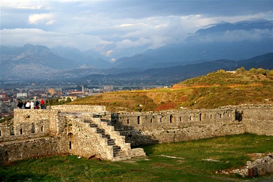Pohled z pevnosti Rozafa na město Shkodër a zachmuřené předhůří "albánských Alp"