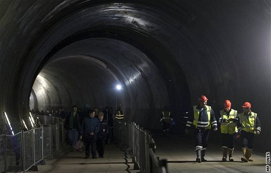 Zamstnanci Metrostavu provádí exkurzi v tunelu Blanka. Ilustraní foto