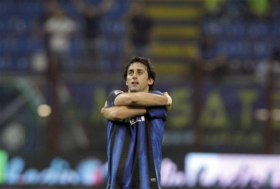 NO SLÁVA! Diego Milito oslavuje jeden ze dvou gól do sít Bari.
