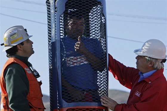 Bratr jednoho ze zasypaných horník testuje záchrannou kabinu (26.9. 2010)