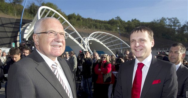 Prezident Václav Klaus a ministr dopravy Vít Bárta slavnostn� otev�eli nový úsek jihozápadní �ásti okruhu kolem Prahy. (20. zá�í 2010)