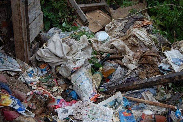 Oba mu�i ve svém okolí shroma��ují spousty odpadk�. Ilustra�ní foto.