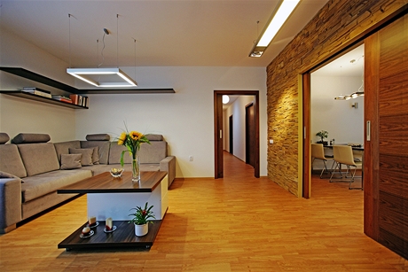 Široké posuvné dveře spojují obývací pokoj s ložnicí