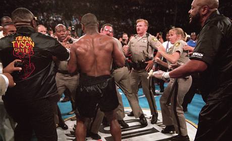 kalo se mu Zve i elezn Mike. Tyson ml v ringu povst boulivka. V roce 1997 to ale pehnal, kdy svmu protivnku Holyfieldovi ukousl kus ucha