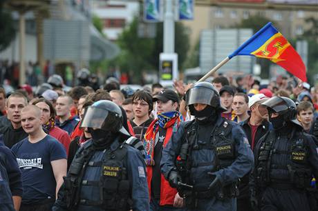 Policist doprovz fotbalov fanouky na stadion v praskm Edenu