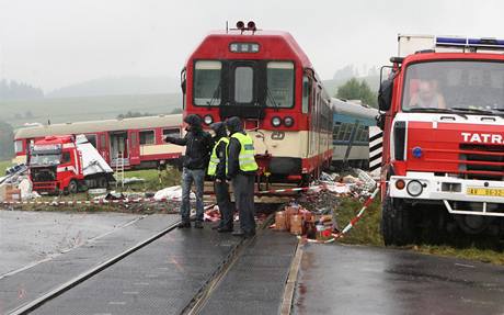 Nehoda ve Valšově na Bruntálsku,kde řidič chorvatského kamionu vjel na železniční přejezd,když zrovna projížděl vlak