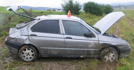 Auto po vyjet ze silnice skonilo v poli.