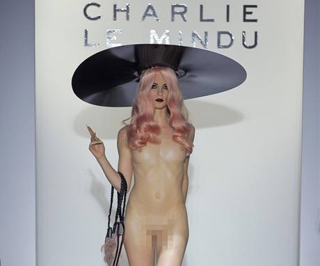 KLOBOUK A KABELKA. Nahé modelky na pehlídce Charlie le Mindu pro jaro a léto 2011 v Londýn. (19. záí 2010)