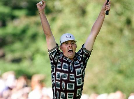 Amerian Justin Leonard se raduje z vtznho puttu v Ryder Cupu 1999.