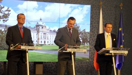 Mrioslav Kalousek, Petr Neas a Vt Brta na non tiskov konferenci vldy po schvlen rozpotu a balku spornch zkon vldy (22. 10. 2010)