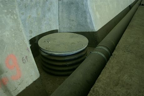 Cholupický tunel - Výklenek se šachtou na čistění drenáže
