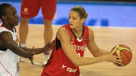 Petra Kulichová se snaží prosadit přes španělskou basketbalistku Cindy Limaovou.