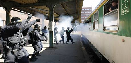 Cvičení policejního zásahu proti fanouškům ve vlaku