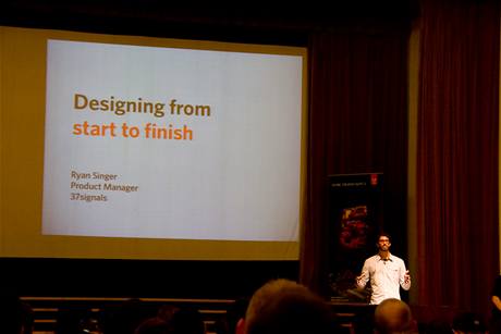 Ryan Singer (37signals) ukázal, jak je důležité postupovat při designu flexibilně a od samého počátku pracovat s použitelnými mezivýsledky