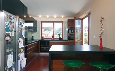 Kuchyn ve tvaru psmene L je na nvrh architektky obloena sklem