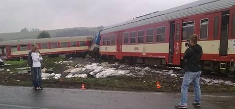U Valšova na Bruntálsku vjel řidič kamionu na koleje ve chvíli, kdy přijížděl vlak (26.9. 2010)