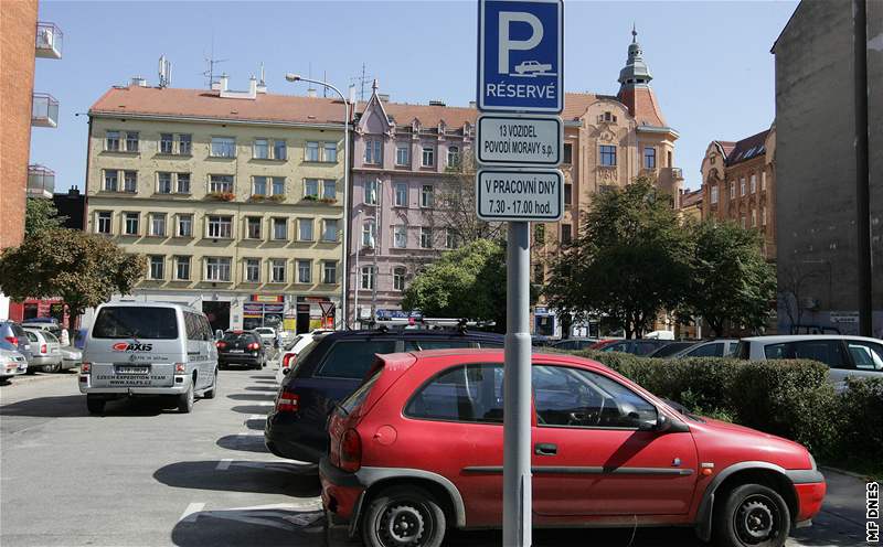 Povodí Moravy si zaplatilo estadvacet míst k parkování na ulici Devaská v Brn.