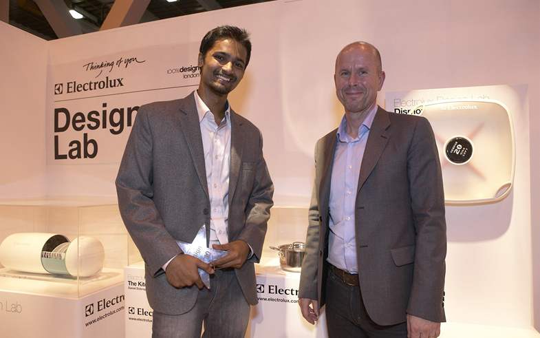 Vítz Peter Alwin z Indie a Henrik Ott, viceprezident globálního designu Electroluxu