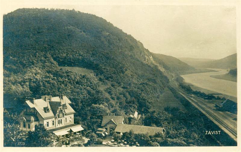 Zahradní restaurace Nebozízek na pohlednici vydané kolem roku 1930.