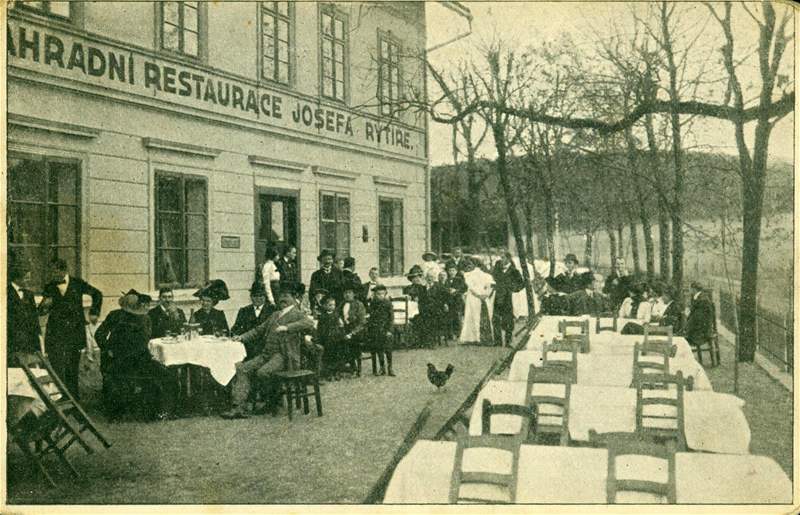 Zahradní restaurace Nebozízek na pohlednici vydané kolem roku 1930.