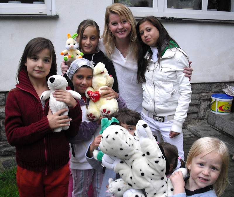 Iveta Bartošová s dětmi z dětského domova v Krásné Lípě 