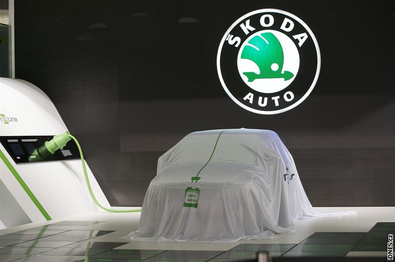 První fotky z autosalonu Paříž: Škodovka má auto do zásuvky