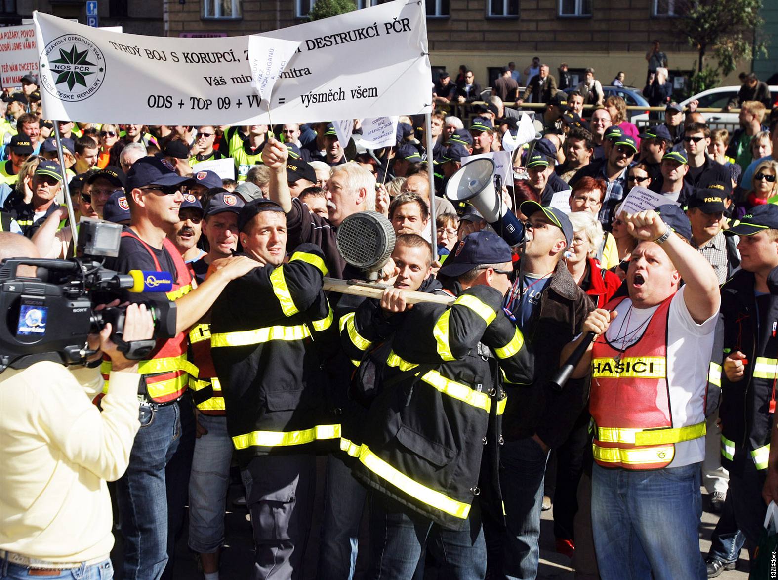 Demonstrace odborá�� proti vládním �krt�m p�ed ministerstvem vnitra v Praze. (21. zá�í 2010)