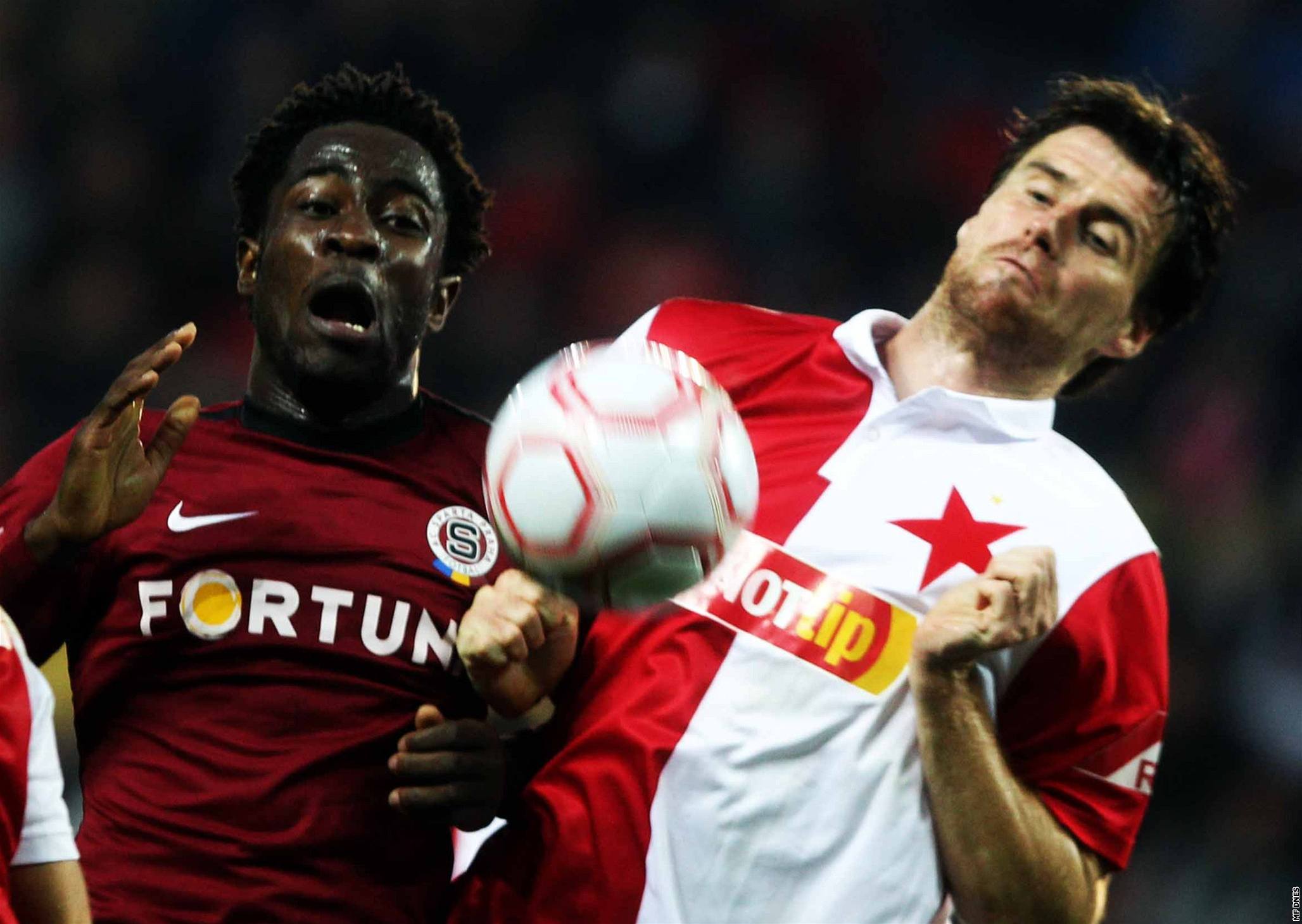 Spar�anský úto�ník Bony Wilfried (vlevo) v derby za�ídil Spart� vít�zství. Výrazn� pomohl sázka�i z Liberce k vysoké výh�e.