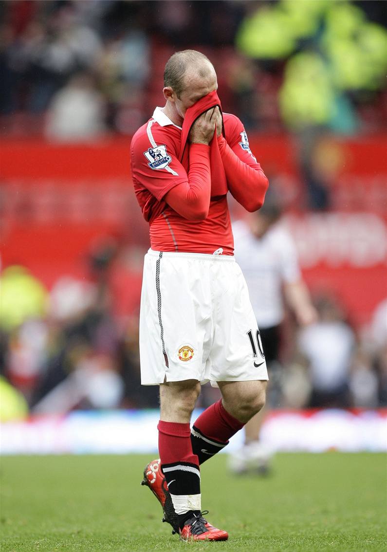 DVOJÍ TRÁPENÍ. Rooney pro�ívá t�ké �asy jak v soukromí, tak na h�i�ti.