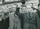 V roce 1937 vyvolal koncert Alexandrovc v Ústí nad Labem jednu z nejvtích protifaistických demonstrací své doby. Zúastnil se jí i ústecký starosta Leopold Pölzel a malí Ernst Neuschul (oba v první ad uprosted se zdvienou pstí). 