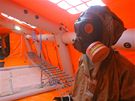 Pi dvoudenním cviení nacviovali záchranái na letiti v Bechyni dekontaminaci lidí zasaených radiací pi simulované nehod v jaderné elektrárn Temelín